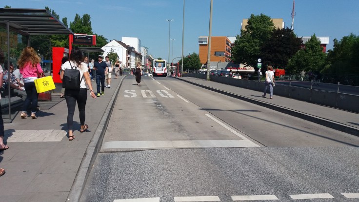 people-waiting-for-brt